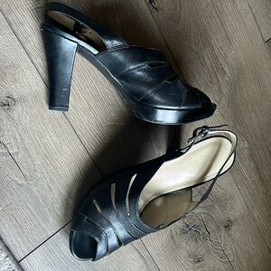 Black leather Naturalizer N5 Comfort Heels